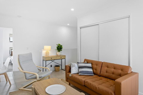 Riverside 3-Bed Home With Study Nook And BBQ - Go Out 1