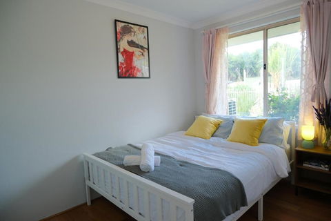 Riverside 5bedrooms Holiday House With Swimming Pool - Pubs and Clubs 2