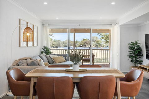 Riverside Bliss - Luxe Retreat In South Yunderup - Pet Friendly - Pubs and Clubs 0