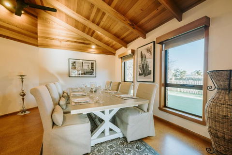 Riverview Retreat - Pubs and Clubs 2