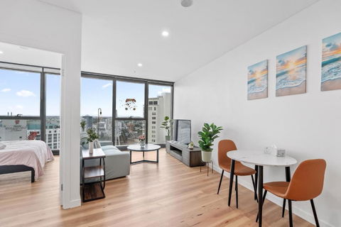 RiverViews 1BR 1BA Skytower Apt With Pool, Gym, Sauna - Pubs and Clubs 0