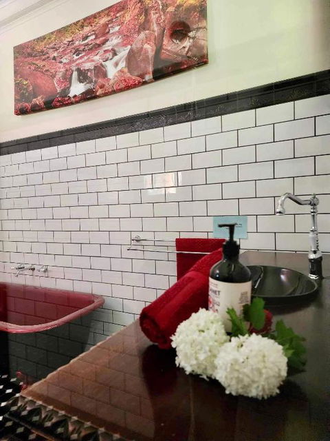 Riverwood Cottage, Accessible Accommodation - Pubs and Clubs 3