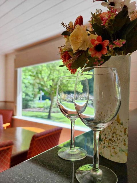 Riverwood Cottage, Accessible Accommodation - Pubs and Clubs 2