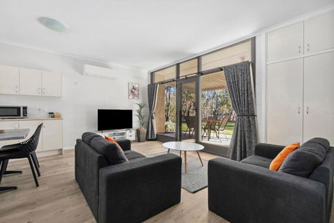 Riversands Rest Accommodation Paringa - Tea Tree Cottage - Pubs and Clubs 2