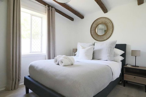 Rustic Chic 200 Metres From CBD - Pubs and Clubs 3