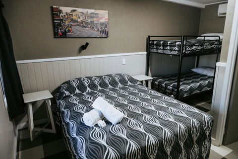 Rix Hotel Motel - Pubs and Clubs 3