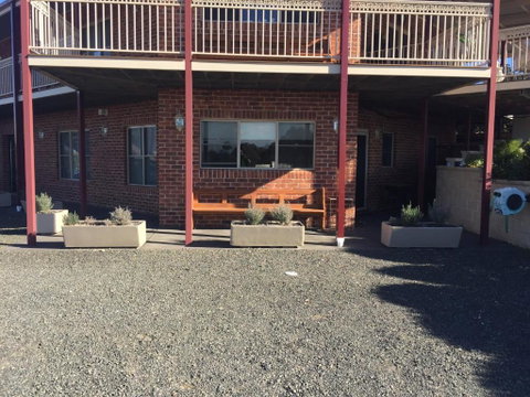 Robin Hill Retreat - Pubs and Clubs 3