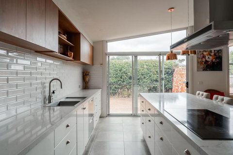 Rose Villa Heritage Home With Parking & WiFi - Pubs and Clubs 2