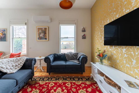 Rose Villa Heritage Home With Parking & WiFi - Pubs and Clubs 3