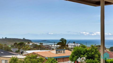 Rosies Retreat - 300m To The Sandy Shores Of Caves Beach - Pubs and Clubs 1