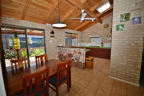 Rossys Retreat - Kalbarri WA - Pubs and Clubs 3