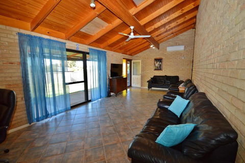 Rossys Retreat - Kalbarri WA - Pubs and Clubs 0