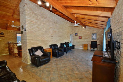 Rossys Retreat - Kalbarri WA - Pubs and Clubs 2