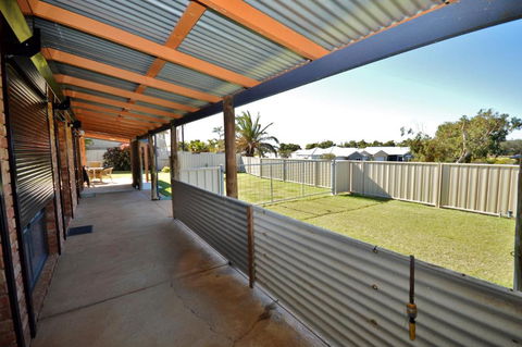 Rossys Retreat - Kalbarri WA - Pubs and Clubs 1