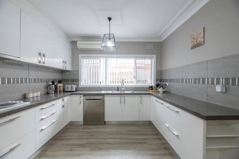 Roycox Cottage - Charming Escape, Fireplace - Go Out 2