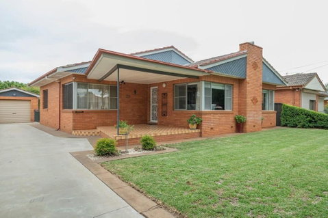Roycox Cottage - Charming Escape, Fireplace - Go Out 3