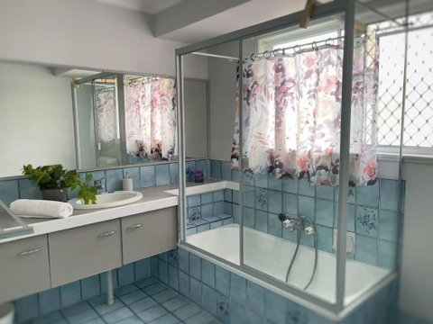 Runaway Bay Family Haven With 4beds - Go Out 2