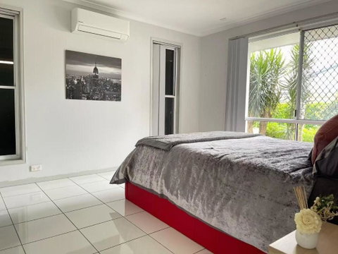 Runaway Bay Family Haven With 4beds - Go Out 3