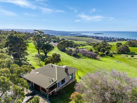 Rustic Cottage - Pubs and Clubs 3