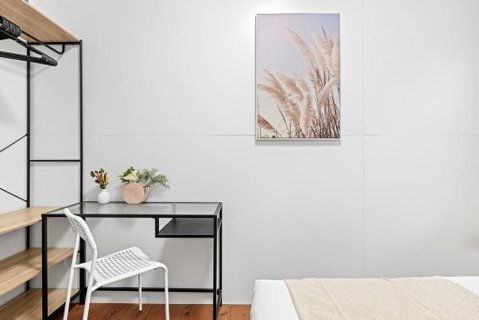 Rustic Double Room - Nearby Stations & Stores - Shared Bathroom - Go Out 1