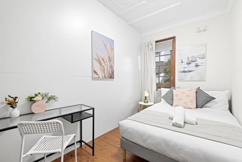 Rustic Double Room - Nearby Stations & Stores - Shared Bathroom - Go Out 0