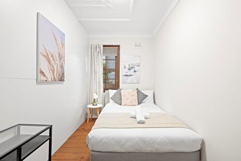 Rustic Double Room - Nearby Stations & Stores - Shared Bathroom - Go Out 2
