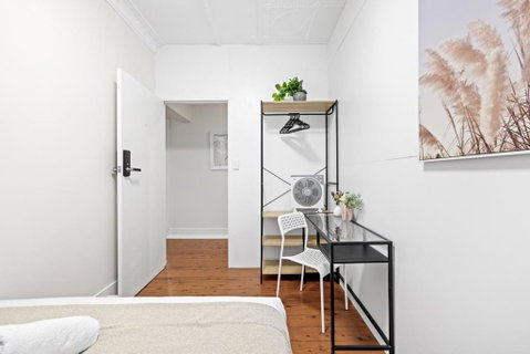 Rustic Double Room - Nearby Stations & Stores - Shared Bathroom - Go Out 3