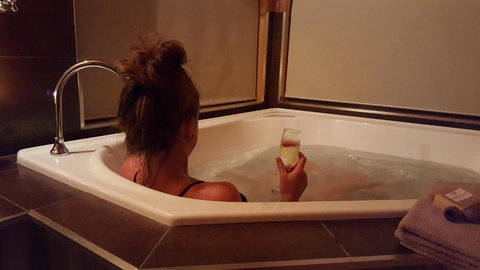 Rustic Hut Bush Retreat - Pubs and Clubs 3