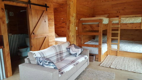 Rustic Hut Bush Retreat - Pubs and Clubs 2