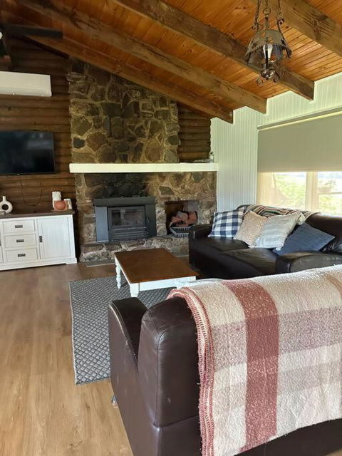 Rustic Retreat: The Lodge Lurg Sanctuary - Pubs and Clubs 3