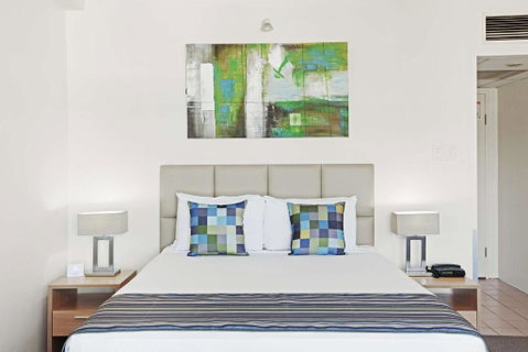 Rydges Esplanade Resort Cairns - Pubs and Clubs 0