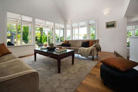 Sades - Pubs and Clubs 3