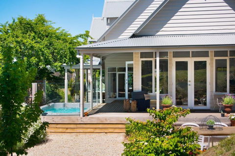 Sades - Pubs and Clubs 0