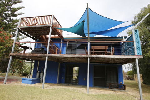 Sail House Overlooking Lancelins Main Park - Pubs and Clubs 0