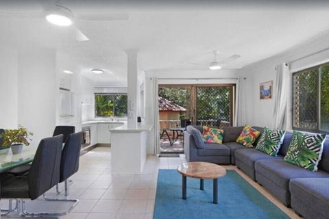 Salerno - Hosted By Burleigh Letting - Pubs and Clubs 0