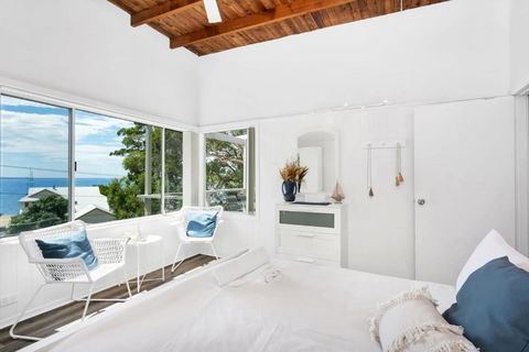 Sally Beach House With Ocean Views - Pubs and Clubs 1