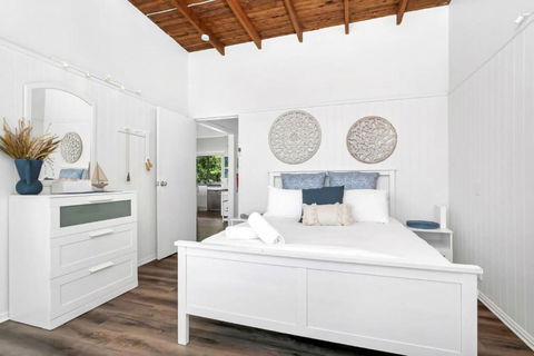 Sally Beach House With Ocean Views - Pubs and Clubs 2