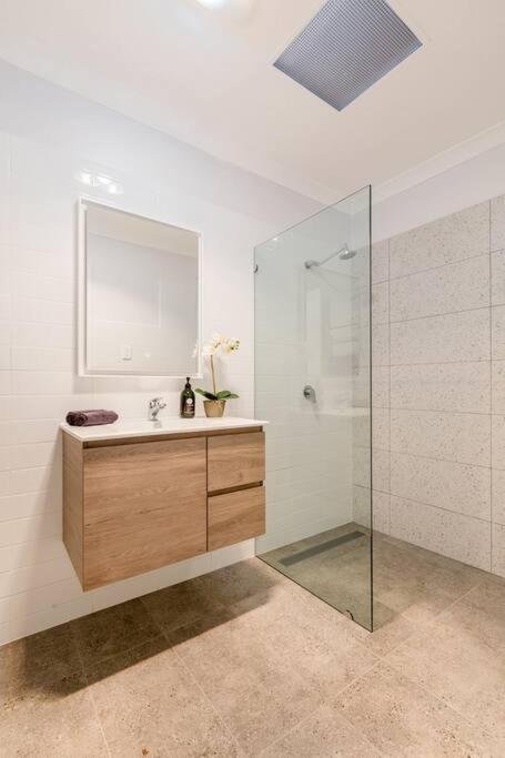 Salt & Pepper; Beautiful Town House In Margs! - Pubs and Clubs 2