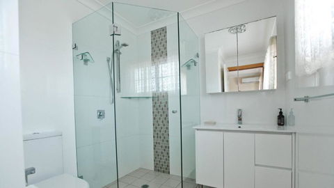 Salt Water Villa Bermagui Four Bedroom Central Location With Wifi - Pubs and Clubs 3