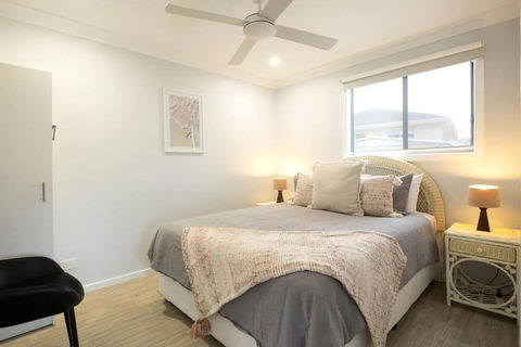 Salty Vibes - Pubs and Clubs 0