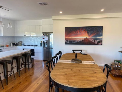 Sanary A Modern Beach Home In Martha Cove - Pubs and Clubs 2