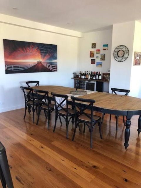 Sanary A Modern Beach Home In Martha Cove - Pubs and Clubs 3