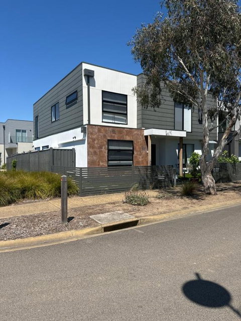 Sanary A Modern Beach Home In Martha Cove - Pubs and Clubs 0