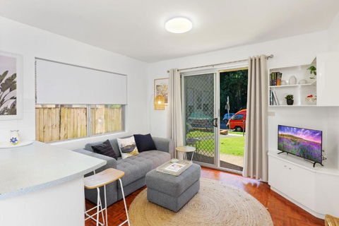 Sand And Sea 4 - Pubs and Clubs 1