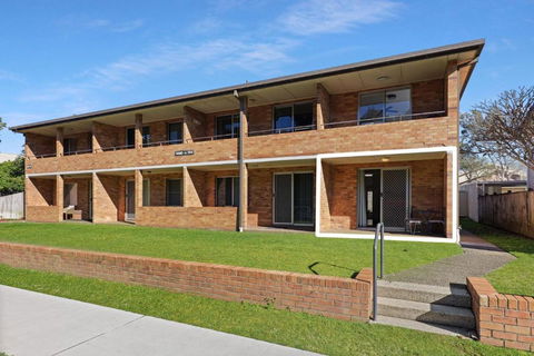 Sand And Sea 4 - Pubs and Clubs 0