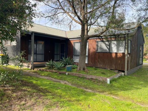 Sanders Beach House - Pubs and Clubs 0