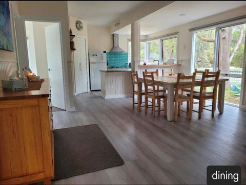 Sanders Beach House - Pubs and Clubs 3