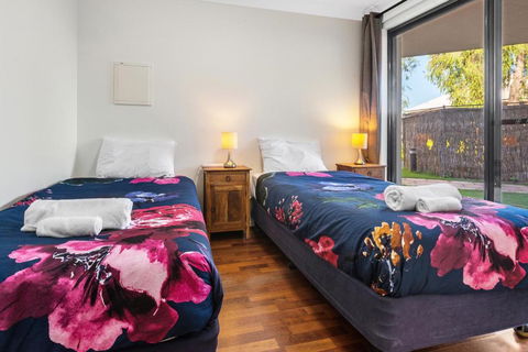 Sandbar Cape View Resort - Pubs and Clubs 3