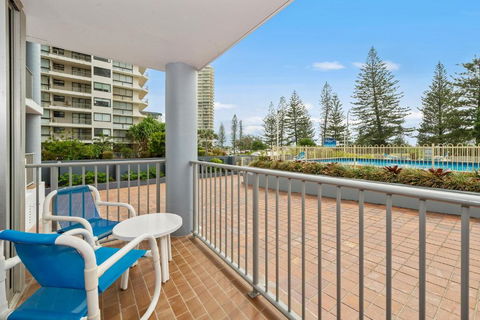 Sandpiper Broadbeach - Pubs and Clubs 1