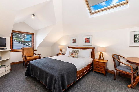 Sandstone Suites - In The Heart Of Port Fairy - Pubs and Clubs 1